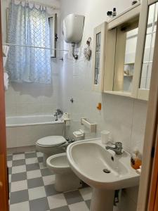 een badkamer met een wastafel, een toilet en een bad bij Casa Eleonora in Olmedo