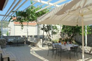 Reštaurácia alebo iné gastronomické zariadenie v ubytovaní Villa Jozefina