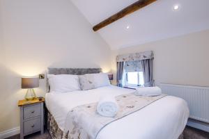 um quarto com 2 camas e uma janela em Luxurious 3-bed barn in Beeston by 53 Degrees Property, ideal for Families & Groups, Great Location - Sleeps 6 em Beeston