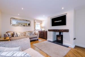uma sala de estar com um sofá e uma lareira em Luxurious 3-bed barn in Beeston by 53 Degrees Property, ideal for Families & Groups, Great Location - Sleeps 6 em Beeston