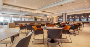 Ilunion Alcora Sevilla餐厅或其他用餐的地方