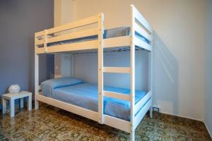 - une chambre avec 2 lits superposés dans l'établissement Maiolica Rooms Appartamento Ragusa Ibla, à Raguse