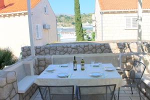 una mesa con 2 botellas de vino en el patio en Villa Jozefina, en Dubrovnik