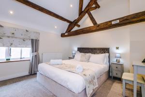 una camera con un grande letto e una scrivania di Beautiful 1-bed cottage in Beeston by 53 Degrees Property, ideal for Couples & Friends, Great Location - Sleeps 2 a Beeston