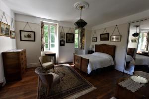 a bedroom with a bed and a table at Chateau Coeur de Lion in Châteauponsac