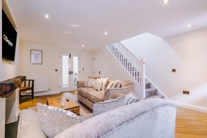 uma sala de estar com um sofá e uma escada em Beautiful 1-bed cottage in Beeston by 53 Degrees Property, ideal for Couples & Friends, Great Location - Sleeps 2 em Beeston