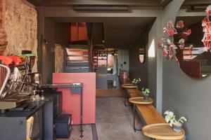 a restaurant with a row of tables and benches at PituRooms in Salatiga