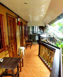 Habitación con balcón con mesa y sillas. en OYO 931 Moreno's Place, en Boracay