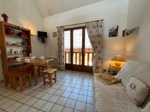 a living room with a table and a dining room at Appartement Oz en Oisans in Oz