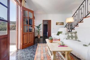 een woonkamer met een witte bank en een tafel bij Las Monarcas in Teror