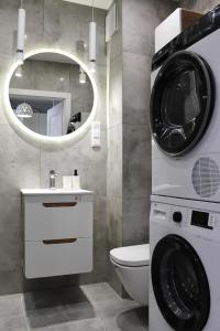 un bagno con lavatrice e lavandino di LuxApartmentWarszawa z bezpłatnym podziemnym parkingem a Varsavia