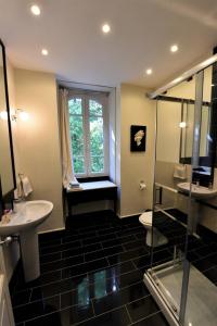 a bathroom with two sinks and a shower and a window at Chateau Coeur de Lion in Châteauponsac