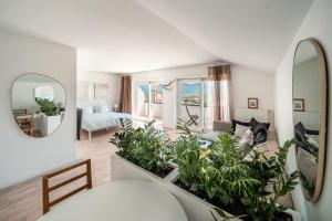 阿皮亚诺苏拉斯特拉达Villa Maria Boutique Apartment St Pauls的客厅配有植物和镜子