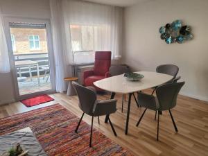a living room with a table and chairs and a couch at Ferienwohnung an der Saline in Bad Rothenfelde