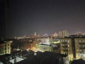 uma vista para uma cidade à noite com luzes em Classy 3 bed near NYC with view! em Union City