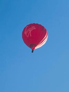 een rode luchtballon in de lucht bij La locanda del cuore in Carrù