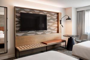 A bed or beds in a room at Sheraton Phoenix Downtown