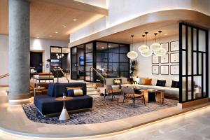 A seating area at Sheraton Phoenix Downtown