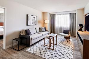 A seating area at Sheraton Phoenix Downtown