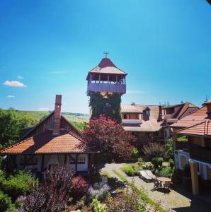 un edificio con una torre encima en Flanderhof Manor, en Daia