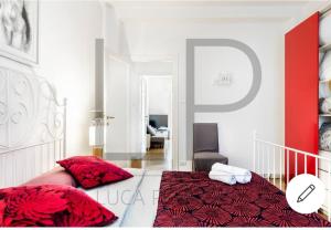 Schlafzimmer mit einem roten und weißen Bett und einem Stuhl in der Unterkunft San Pietro Vaticano Family House in Rom
