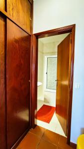 uma porta aberta para uma casa de banho com uma janela em Casa Gina, with views to Funchal Bay em Funchal