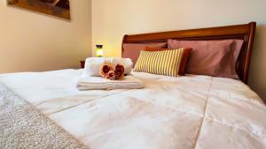 un letto con asciugamani e un paio di maschere di Casa Gina, with views to Funchal Bay a Funchal