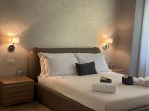 een slaapkamer met een groot bed met witte kussens bij VATICAN HOME ROMA in Rome