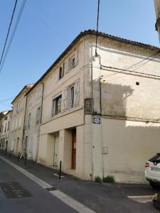 un antiguo edificio al lado de una calle en Maisondeville_le_cent_un, en Angulema