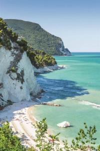 uma vista para uma praia com rochas e o oceano em Bed E-bike em Ancona
