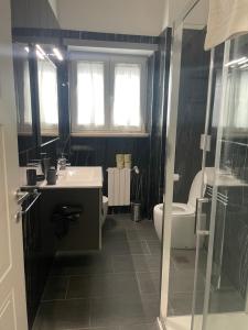 een badkamer met een wastafel, een bad en een toilet bij VATICAN HOME ROMA in Rome