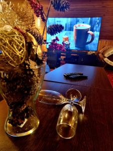 Pensiunea Don Sergio في بريدال: مزهرية زجاجية مع جرس على طاولة