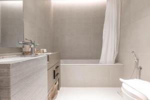 Koupelna v ubytování Address JBR - 2 Bedroom with Breathtaking view by PK Holidays