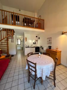 a living room with a table and a kitchen at Appartement Oz Village in Oz