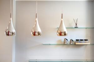 une cuisine avec trois lumières sur une étagère dans l'établissement Agriturismo il Borgo - Lavanda, à Villanova dʼAlbenga