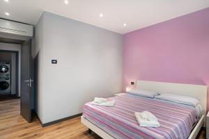 - une chambre avec un lit et 2 serviettes dans l'établissement Agriturismo il Borgo - Lavanda, à Villanova dʼAlbenga