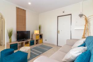 un soggiorno con divano e TV di Apartment Breeze located in the heart of Carvoeiro a Carvoeiro
