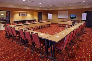 una gran sala de conferencias con una mesa larga y sillas en Courtyard Philadelphia Coatesville Exton en Coatesville