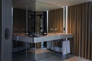 La salle de bains est pourvue de 2 lavabos et d'un grand miroir. dans l'établissement Porto Royal Bridges Hotel, à Porto