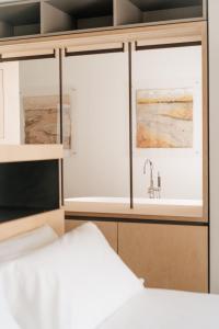 1 dormitorio con cama y lavamanos en Hotel Santa Ana Tudela, en Tudela
