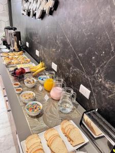 een buffet met brood en andere voedingsmiddelen op tafel bij Ayres Apart Hotel in Federal