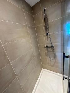 a bathroom with a shower stall with a shower at Cosy Apartment Haywards Heath in Haywards Heath