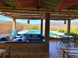 奥佐德Camping Auberge Zebra的带床和游泳池的露台
