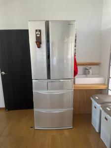 un frigorifero in acciaio inossidabile in una cucina con lavandino di 三米-鶴舞琵琶湖-biwako a Otsu