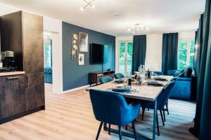 een eetkamer en een woonkamer met een tafel en stoelen bij MELLoWY: Edles Apartment mit Platz für 8 Personen in Baden-Baden