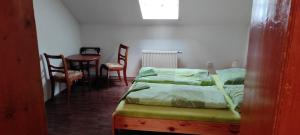 Postel nebo postele na pokoji v ubytování U Žabky