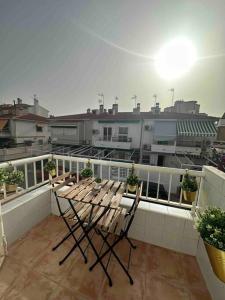 - un balcon avec une table et des chaises dans l'établissement Maravillosa Casa de Mar y Playa!, à Santa Pola