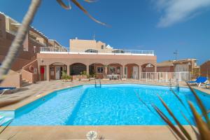 a large swimming pool in front of a building at Villas Monte Solana in Morro del Jable