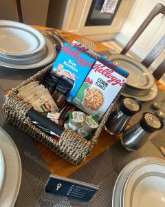 una cesta de comida sentada sobre una mesa en Entire 2 bedroom house., en Rowley Regis