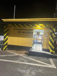 una tienda con globos amarillos y amarillos en ella en APARTAMENTO CONFORTÁVEL A 900 MTS DA PRAIA DO ARAÇAGY en São Luís